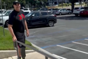 此前因糖尿病截肢！“球爹”拉瓦尔-鲍尔首次使用假肢走路