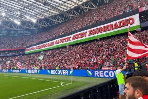 对阵阿森纳的比赛中，毕尔巴鄂球迷竞技看台打出支持巴勒斯坦横幅