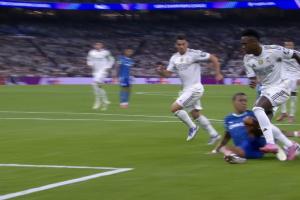 梅迪纳手球送点！姆巴佩点射双响，皇马反超比分！