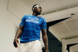 西亚卡姆晒自己穿德罗巴球衣打球照片 致敬非洲老乡