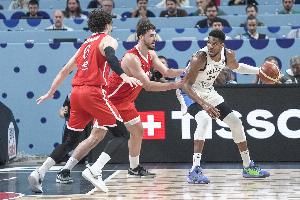 名记Lowe：我认为申京是比字母哥更出色的传球手