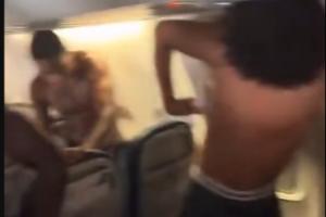 画面太美摩纳哥前往客场的飞机空调出故障，球员纷纷脱衣散热