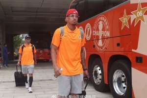 泰山启程前往青岛备战与海牛的比赛，克雷桑回归随队出征