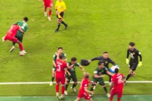 国安vs河内冲突全程:河内球员推何宇鹏引爆冲突 吴少聪与对方抱摔