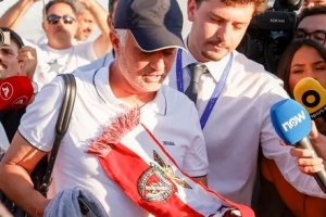 记录报：穆里尼奥飞抵葡萄牙后，将一位球迷送他的本菲卡围巾带走