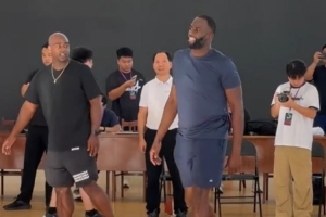 追梦指导上线！德雷蒙德-格林现身浙BA训练赛 并在场边进行了指导