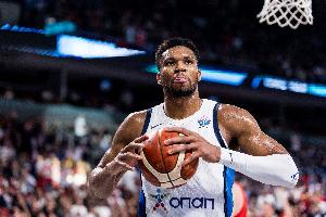 大格局！欧媒：字母哥主动联系申京 最终双方达成和解