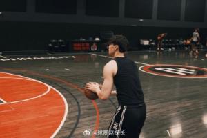 媒体人：我听说曾凡博会代表篮网出战NBA中国赛 预测双向合同有戏