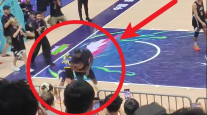 效果拉满追梦将穿着普尔球衣的程鑫凯掀翻在地&拉拽锁喉五米