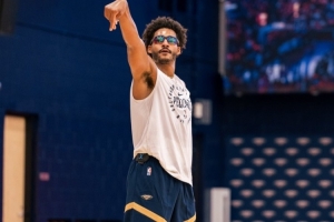 帅气&期待新赛季！鹈鹕官方晒新援普尔戴眼镜训练照