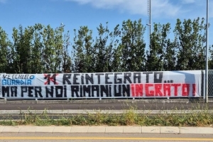 曾为加盟国米缺训！亚特兰大球迷挂横幅怒斥卢克曼，称其忘恩负义