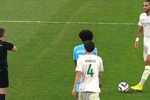 俄罗斯杯球员染红离场将球衣扔给球迷，红牌被取消又要了回来