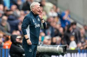 莫耶斯：裁判不让我们按节奏快发任意球，补时只有3分钟也很奇怪