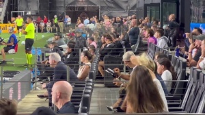 师傅你做什么工作的？被禁赛的苏亚雷斯在场边给球队老板泡马黛茶