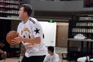 里夫斯上脚个人第三代球鞋训练视频曝光！新球鞋颜值如何？