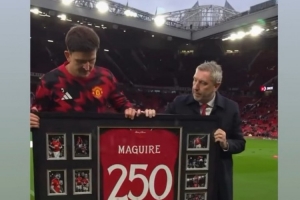马奎尔领取曼联250场纪念球衣，B费社媒祝贺：重大成就