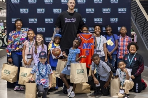 哈腾为小球迷送温暖！每人300元购物卡+签名合影留念