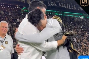 孙兴慜赛后与洛杉矶FC名宿卡洛斯-贝拉互动，并为他签名