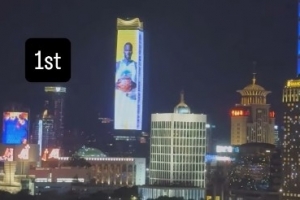 亮相中国上海外滩巨幕！追梦：妈妈我做到了 永怀感恩！