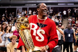 凯旋归来！杰伦-威廉姆斯带着总冠军奖杯重返母校！