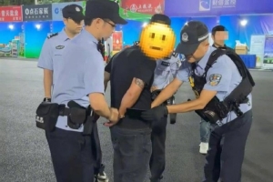 极目新闻：一名在逃人员买票看湘超，在检票口被抓