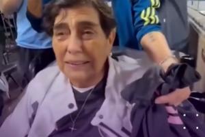 梅西给轮椅上的老奶奶签名，后者情绪激动：83岁了我还能这么幸福