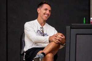 布克：两届MVP纳什提升了球队等级  他可是这项运动的顶尖高手