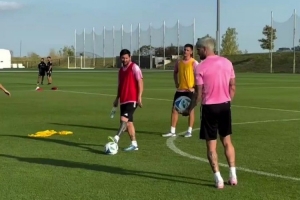 小菜一碟！梅西、德保罗训练场挑战球门后进球，梅西轻松完成