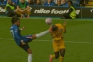 疑似爆头未判点！英超官方：VAR认定古斯托没有接触到明特