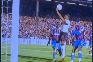 水晶宫后卫里查兹转发萨拉赫手球照片：我就知道这不是我的幻觉