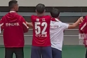 这就是足球！双手残疾的球员潘江在川超比赛中替补登场