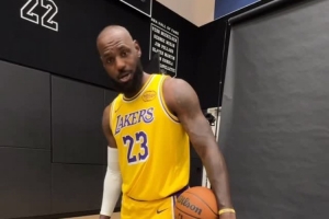 致敬父子同台！詹姆斯媒体日上脚詹23代球鞋新款配色