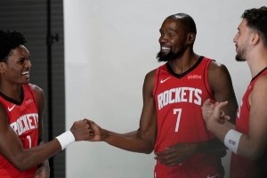 致敬青春与传奇！KD庆生晒与科比威少珍贵同框 新火箭三叉戟亮相