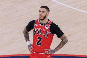 米切尔：鲍尔是个顶级防守者 他的防守心态让我对他敬佩不已