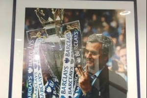 3座英超冠军！斯坦福桥发布厅挂的这3张照片，令穆里尼奥点名称赞