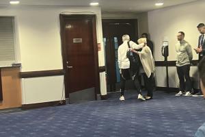 温情时刻！发布会结束后穆里尼奥拥抱切尔西老员工，全场响起掌声