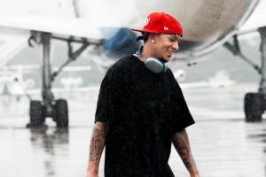 外国人不爱撑伞石锤！黄蜂球员们登机 全部淋着雨也不打伞