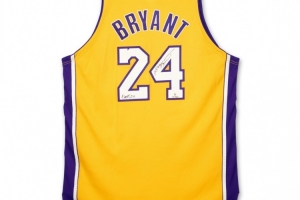 科比首次亲穿的24号球衣将被拍卖 2006年曾以10000美元价格出售