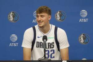 弗拉格：我叫队内所有人大叔 想让他们觉得自己很老