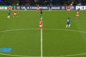 11人完赛就这么难！佩德罗危险动作染黄，登场30分钟被罚下！