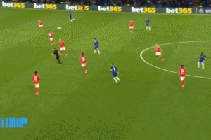 错失绝佳良机！库库雷利亚回做，乔治小禁区直面门将打门被扑！