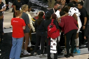 但愿无碍！狂热球员米切尔意外受伤被搀扶离场&目前队内得分最高