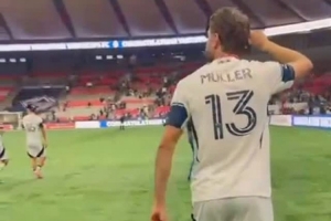 舞姿妖娆！穆勒赛后跳舞庆祝夺冠：继续狂欢