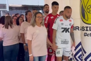 公益桑托斯球员赛前与11名女性一起出场，以宣传抗击乳腺癌