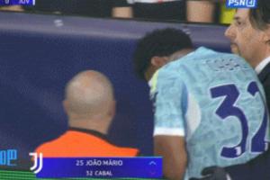 又伤了！卡巴尔传球后无对抗受伤，捂着眼睛泪洒赛场被换下