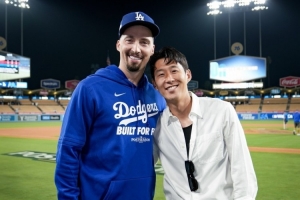 ⚽⚾孙兴慜现场观看MLB季后赛，与道奇投手斯内尔合影