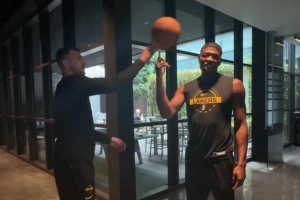 湖人转球挑战：里夫斯时间最长 八村塁转球时被东契奇一把拍掉