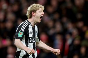 戈登成第三位欧冠单场进俩点球的英格兰球员，另两位是鲁尼和凯恩