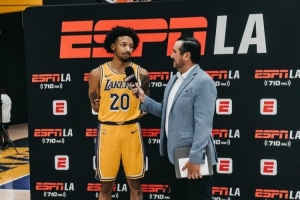 小尼克-史密斯：湖人媒体日球馆里有几百号人 在黄蜂时才20来个