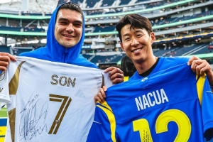 孙兴慜观看橄榄球比赛，与洛杉矶公羊球星纳库亚互换球衣